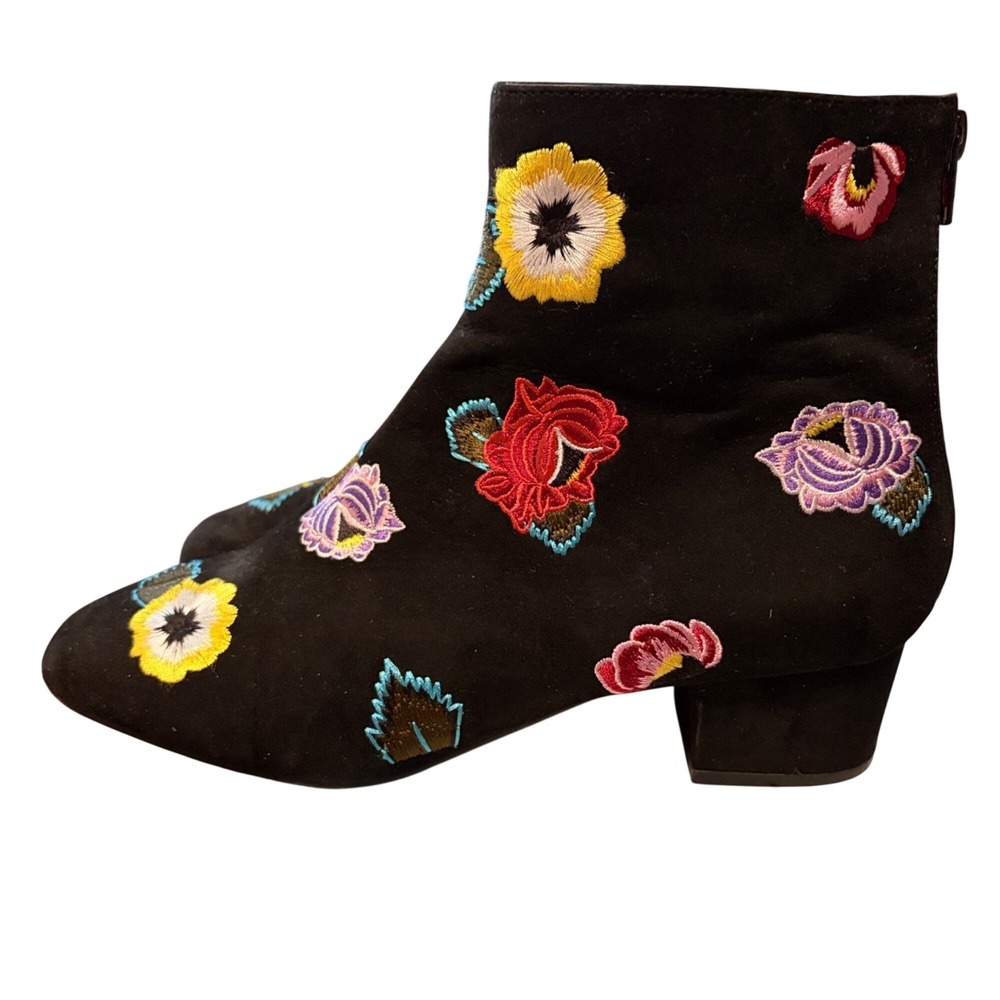 Betsey Johnson Black Velvet Floral Booties Embroidered Flowers Ankle Boots Sz 10 - Picture 2 of 8